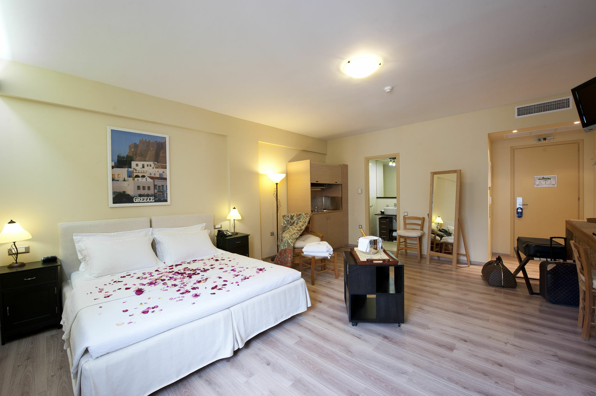 Efplias Hotel Apartments Piraeus Exterior photo